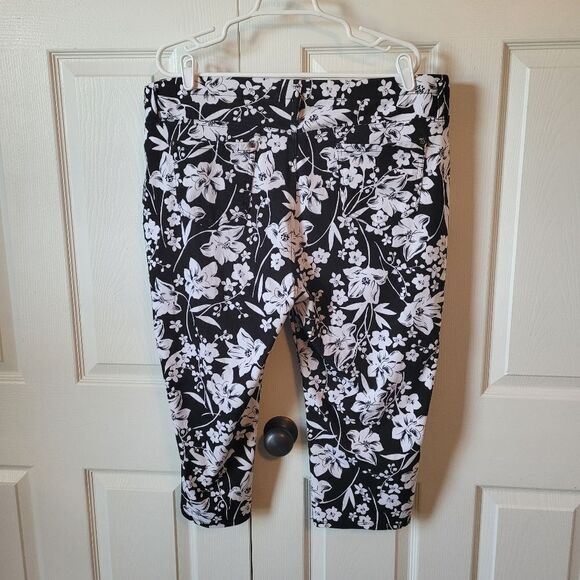 Black and white floral‎ woman's capris - Picture 2 of 5